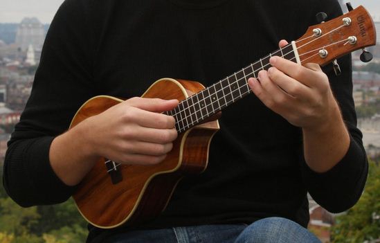 Hướng dẫn chơi đàn ukulele cơ bản cho người mới tập